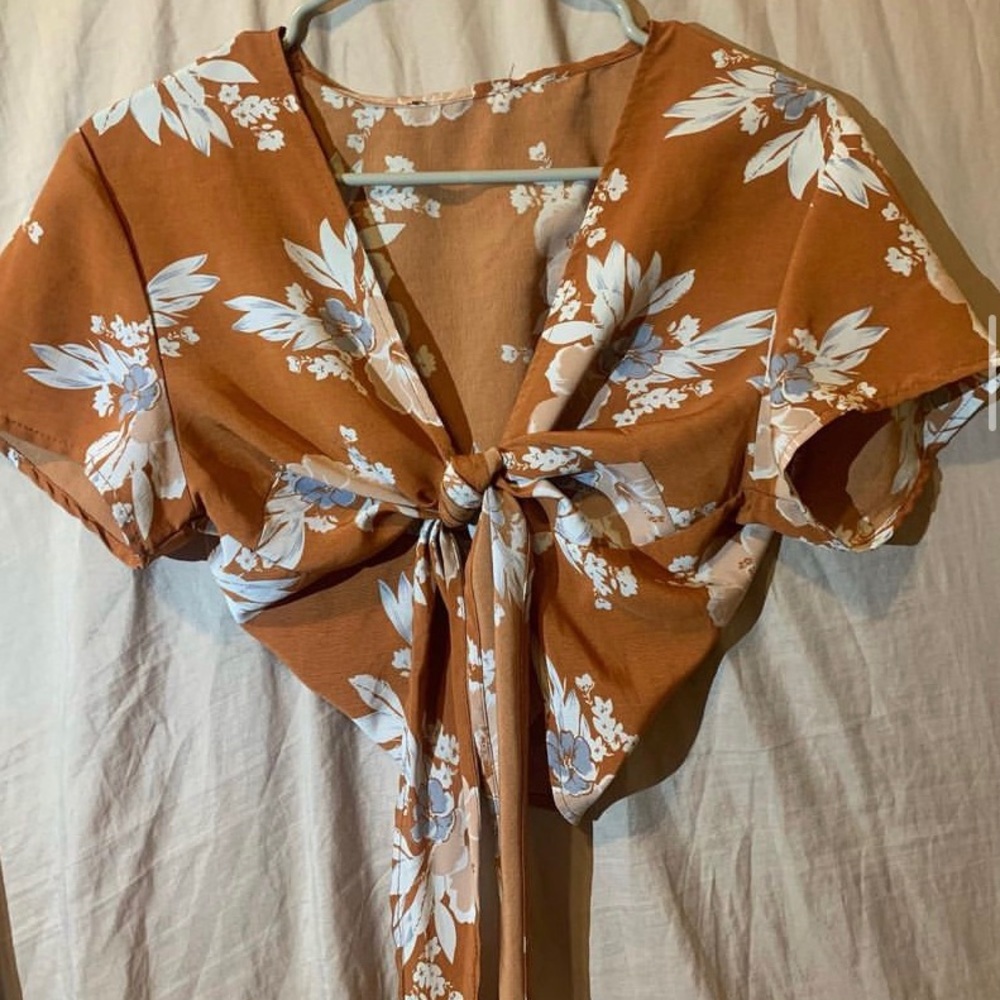 floral crop top , medium crossed toe top